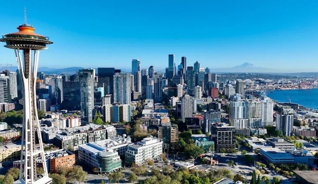 Seattle city skyline with Space Needle and Mount Rainier in the background